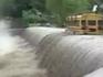 Flut und durch : Video: Busfahrer ignoriert Flut einfach